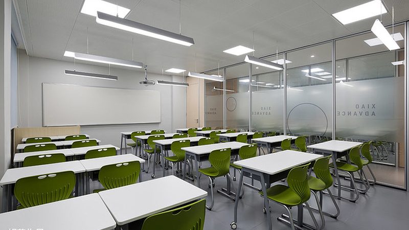 报考心理咨询师需要具备一定的学历要求。根据不同级别，学历要求如下：