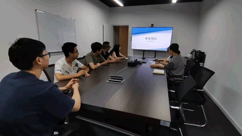 为了解决上述痛点，新员工管理培训软件应运而生。这类软件能够帮助企业：